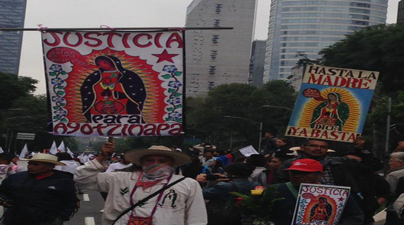 Los manifestantes claman justicia para los normalistas desaparecidos en Ayotzinapa.