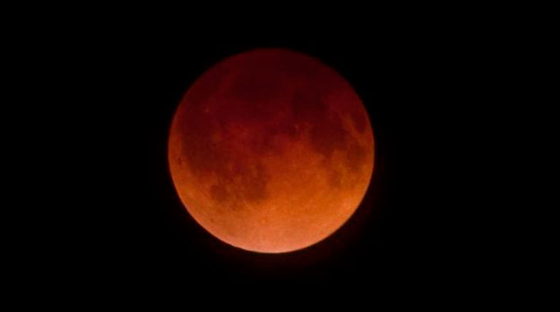 La luna roja genera expectación entre regilosos por sus connotaciones proféticas