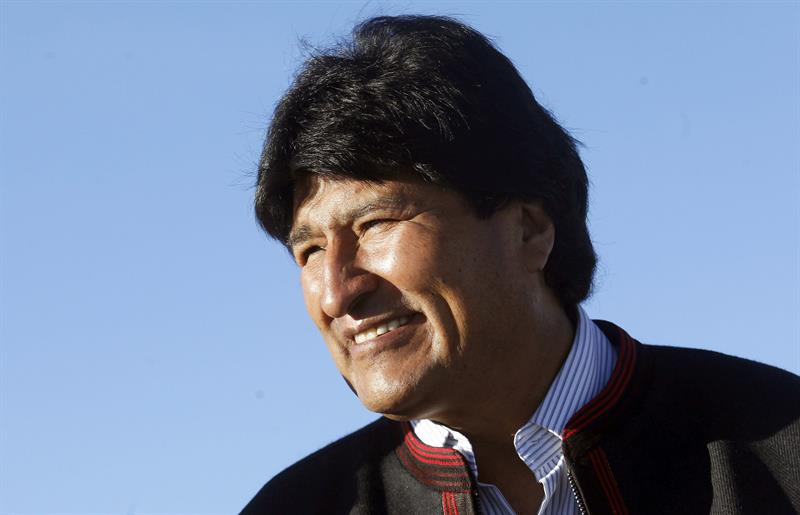 Evo Morales nació el 26 de octubre de 1959 y se ha dedicado a la defensa social de los bolivianos. Es político, sindicalista, activista y presidente constitucional de Bolivia.