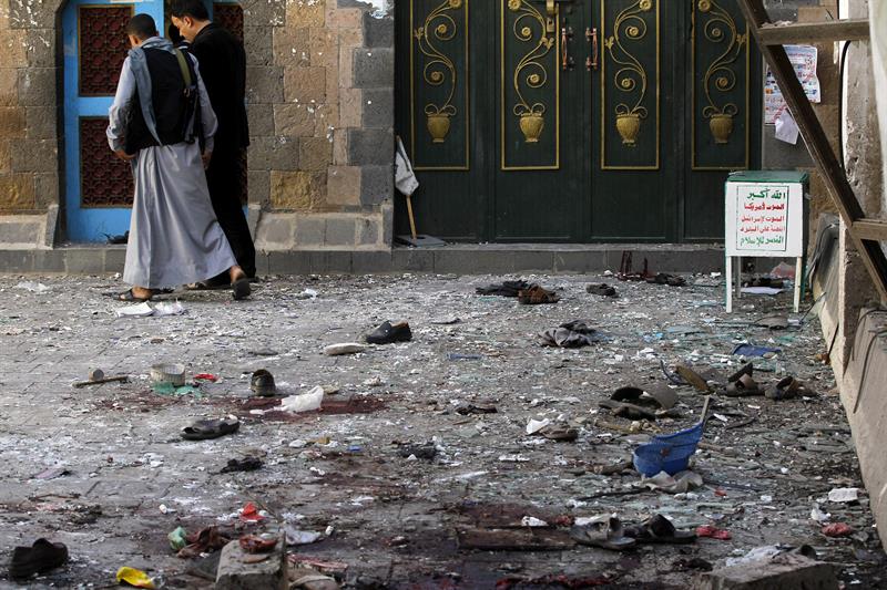 En uno de los ataques en la nación yemení, se reportó el de una mezquita en Saná, donde diez personas perdieron la vida el pasado jueves.