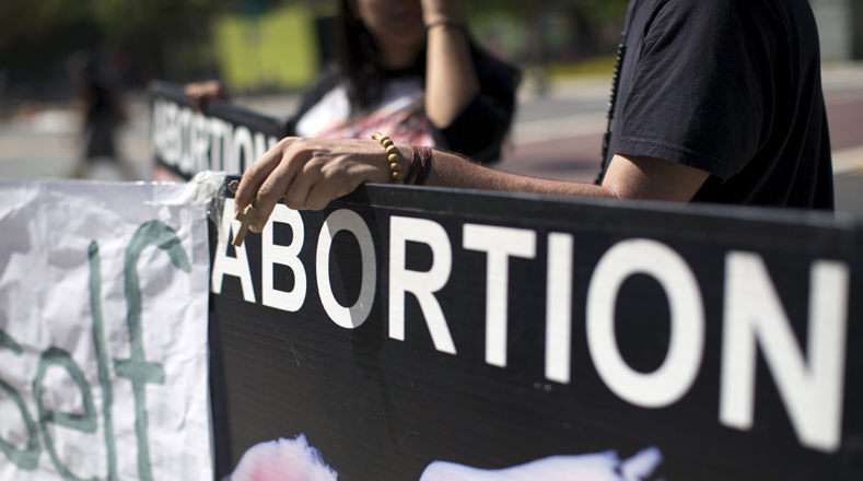 Un activista protesta a favor de la importancia que tiene para la ciencia la donación de tejidos de fetos abortados, frente al Ayuntamiento en Los Ángeles, California. Este martes, los republicanos en el Congreso debatieron sobre la restricción de las mujeres al acceso a la salud.