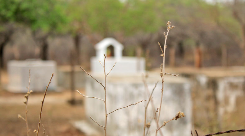 Tumba wayúu.  Esta etnia celebra dos entierros: El primero, cuando fallece su ser querido, el segundo algunos años después.