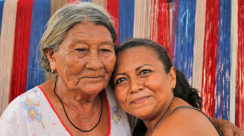 "Máma".  Así llama esta mujer wayúu a su abuela, de 84 años, una tejedora de hamacas.