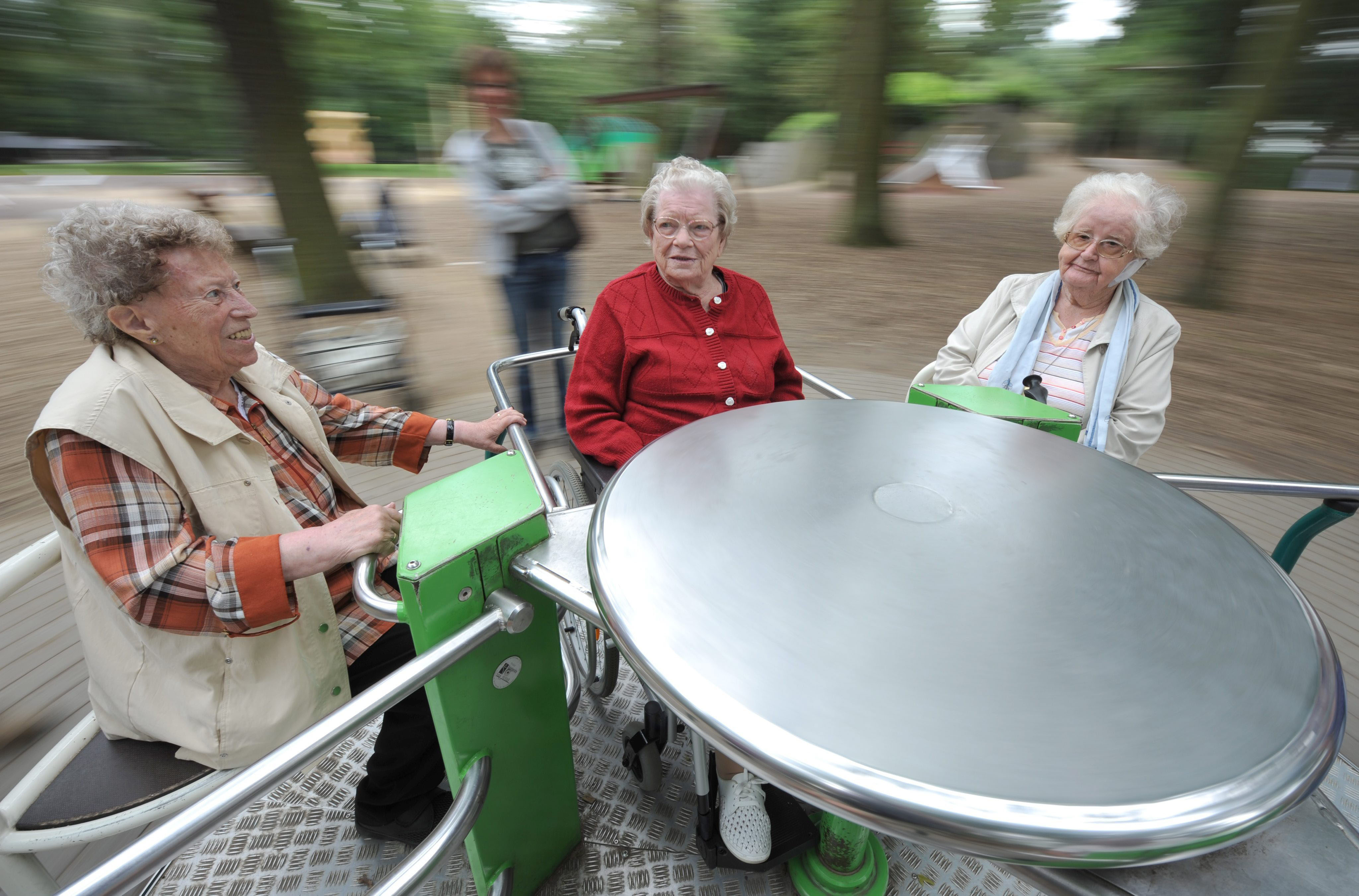 Tres mujeres jugando en una máquina diseñada para ancianos en un parque de Frankfurt (Alemania).