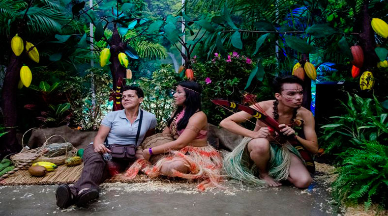 Una mujer posa para una foto junto a actores durante el primer día de Feria Internacional del Cacao.