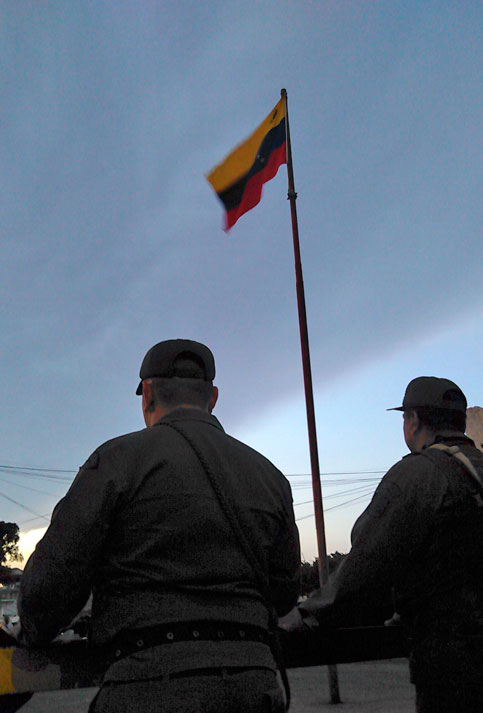 Militares venezolanos custodian la frontera de Paraguachón.