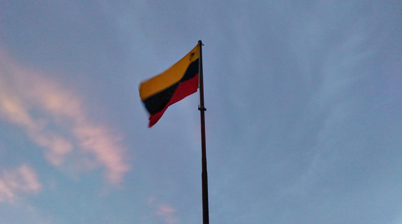 Bandera de Venezuela ondea a pocos metros de la frontera con Colombia por el paso de Paraguachón.