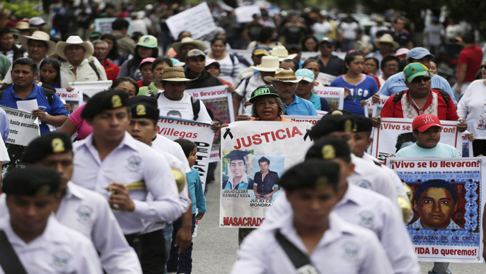 Los padres y compañeros de los 43 normalistas desaparecidos salieron a las calles el pasado 26 septiembre cuando se cumplió un año de la desaparición de los normalistas.