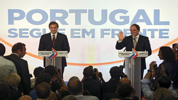 El primer ministro de Portugal, Pedro Passos Coelho (I), junto al presidente del Centro Democrático y Social, Paulo Portas (D).