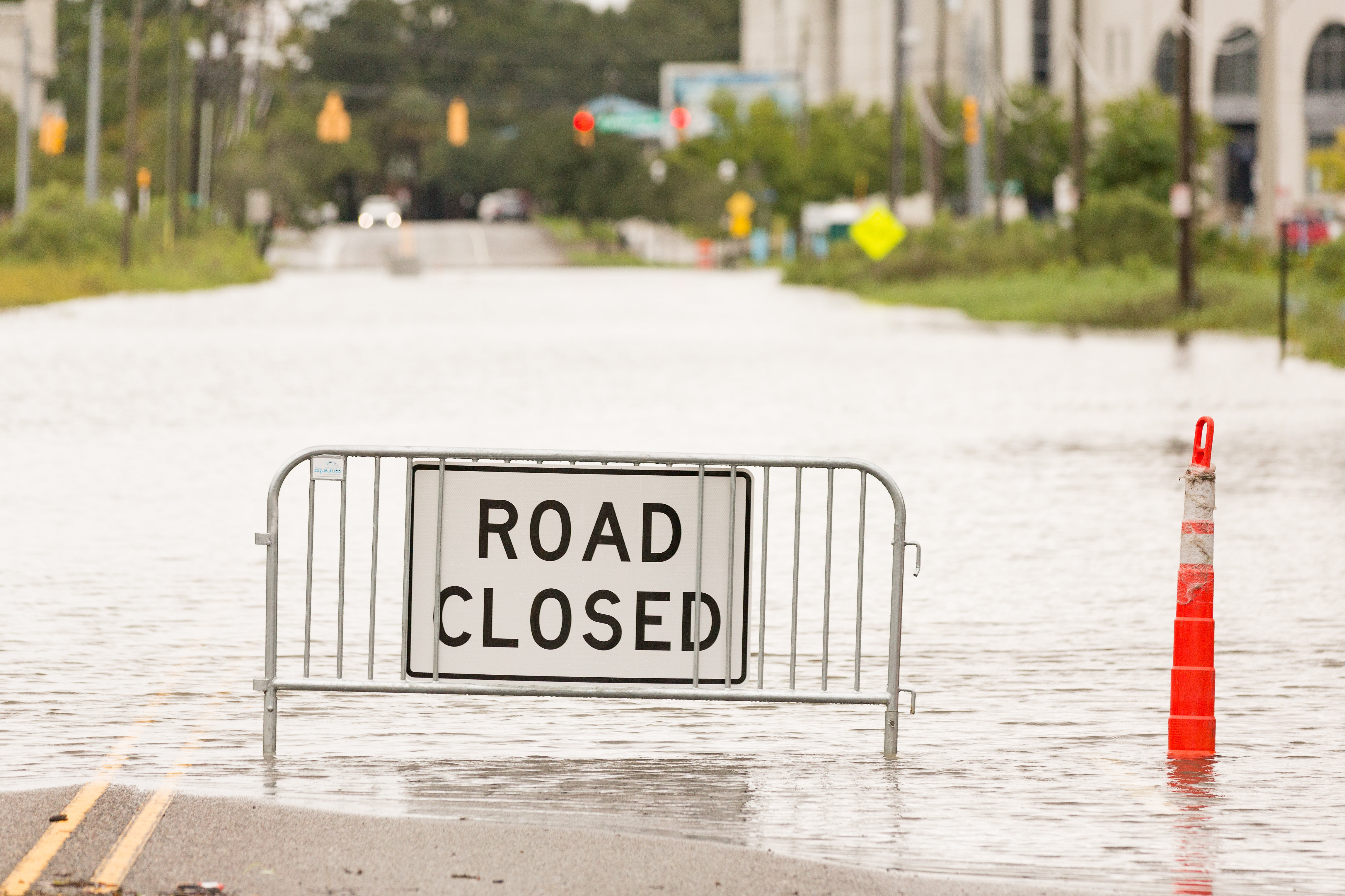 Un anuncio permanece frente a una calle inundada debido a las fuertes lluvias causadas por el huracán Joaquín, en Charleston, estado de Carolina del Sur.