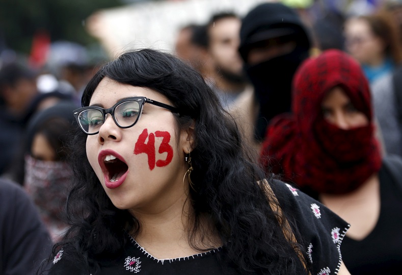 Una manifestante con el número 43 escrito en su rostro, que simboliza los 43 estudiantes que fueron secuestrados el 26 de septiembre