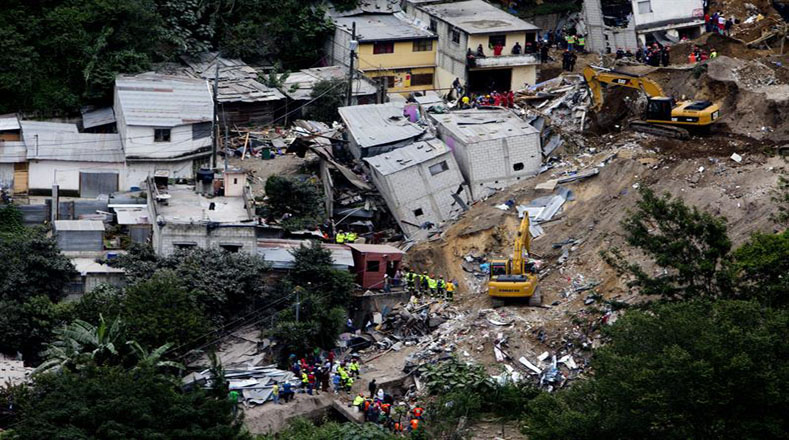 Vista general de un área devastada por un deslave en El Cambray II, Guatemala
