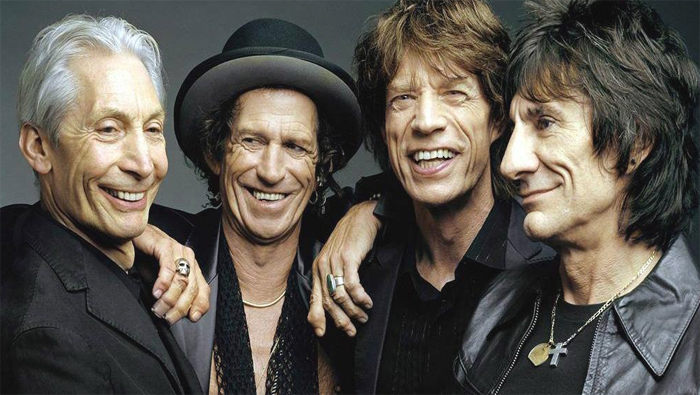 El cantante británico Mick Jagger (tercero de izquierda a derecha) recorrió las calles y avenidas de La Habana.
