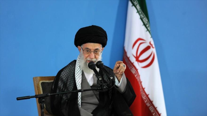 El líder de la Revolución iraní habló en un encuentro con comandantes y altos mandos sobre su posición ante el Gobierno estadounidense.