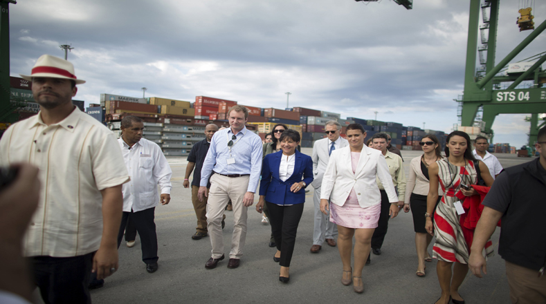 La diplomática estadounidense Penny Pritzker recorrió junto a representantes del Gobierno cubano la Zona Especial de Desarrollo y el Puerto del Mariel como parte de su visita de dos días en la isla caribeña.