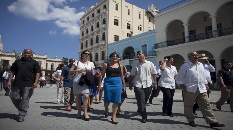 Este miércoles la funcionaria estadounidense caminó por algunas calles de La Habana previo a su encuentro con representantes comerciales de Cuba y Estados Unidos.