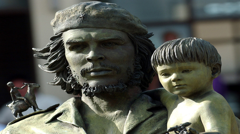 Escultura del Che en Cuba que muestra su calidad humana y amor por los niños.