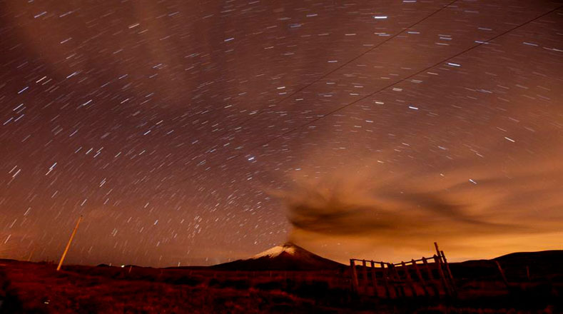  Imagen del volcán Cotopaxi desde el sector el Pedregal (Ecuador), con emisión de ceniza el miércoles 7 de octubre.