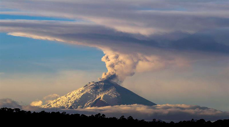 El volcán tiene emisiones de gases y vapor de agua que contienen una "carga moderada de ceniza".