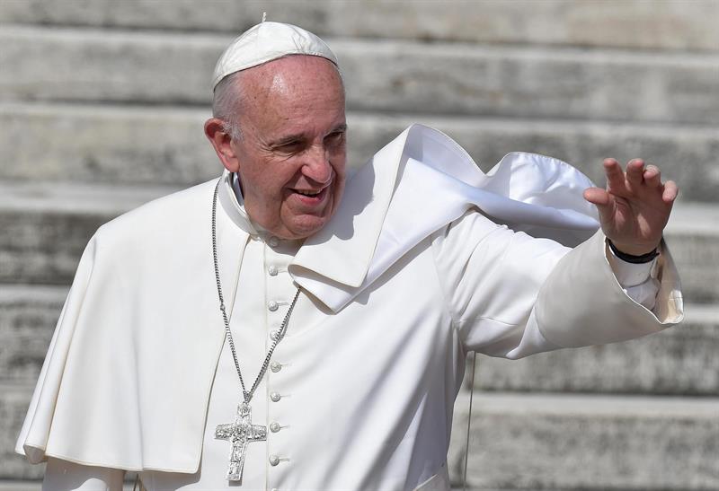 El Papa Francisco saluda rumbo al Sínodo Obispal en el Vaticano.