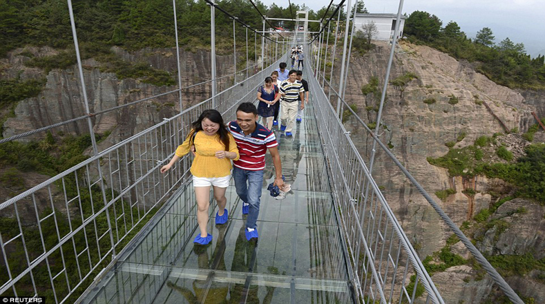 Algunos de los visitantes tuvieron que ser arrastrados por sus acompañantes cuando sintieron que el puente se movía mientras iban caminando.