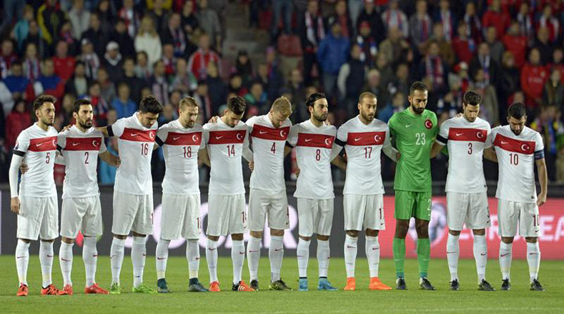 Los jugadores de Turquía antes de iniciar el partido de fútbol contra República Checa hacen un minuto de silencio por el ataque terrorista registrado en Ankara.