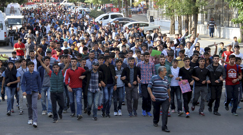 Hombres kurdos en la ciudad de Diyarbakir, gritan consignas durante una protesta que condena el ataque que dejó 95 muertos.