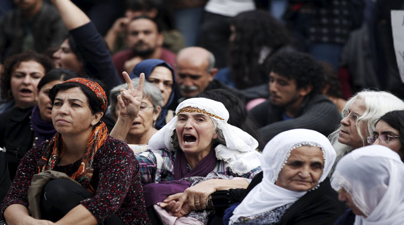 Manifestantes se agrupan en el centro de Estambul como medida de protesta en contra de los atentados registrados en Ankara.
