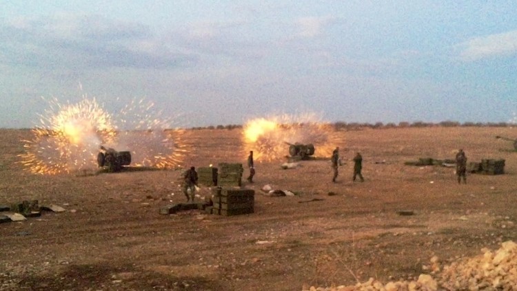 Artillería siria en la provincia de Hama en Siria.