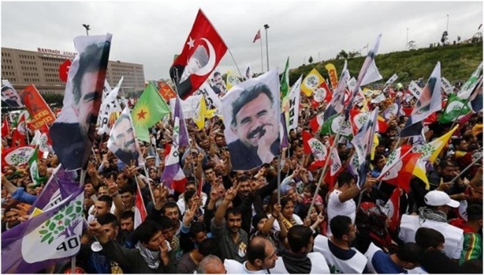 Simpatizantes del Partido Democrático Popular (HDP) ondean banderas pro-kurdas con la imagen del líder kurdo encarcelado Abdullah Ocalan