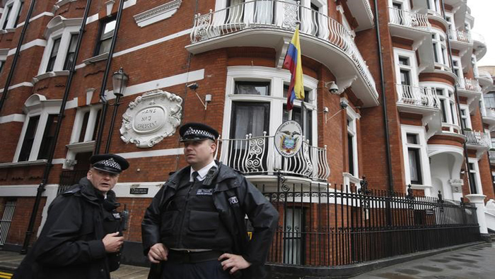 Policía de Londres se ahorra millones de dólares tras anunciar retiro de vigilancia de Julian Assange.