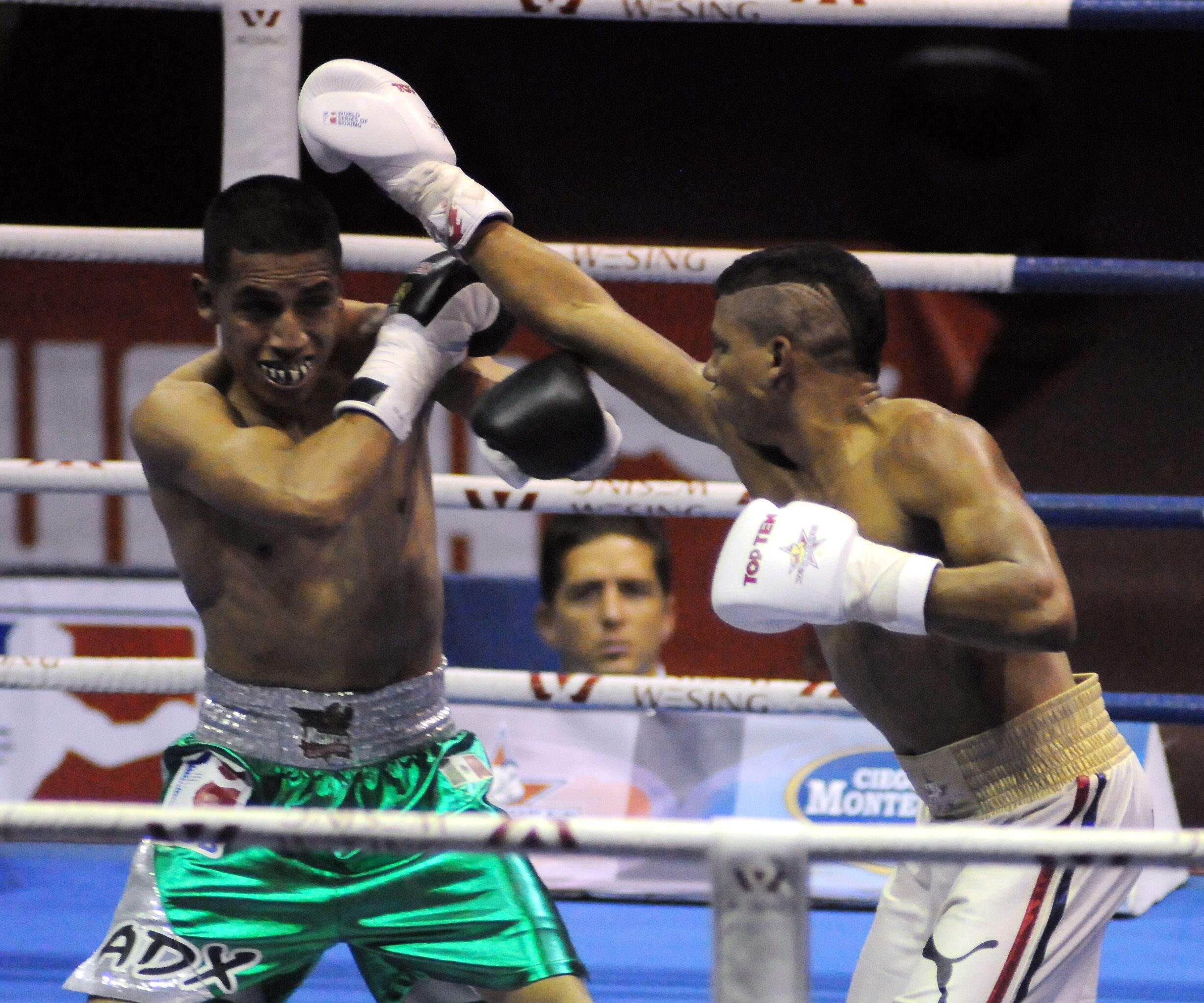 El boxeador Yosbany Veitía (d) uno de los cubanos que participa en el campeonato mundial.