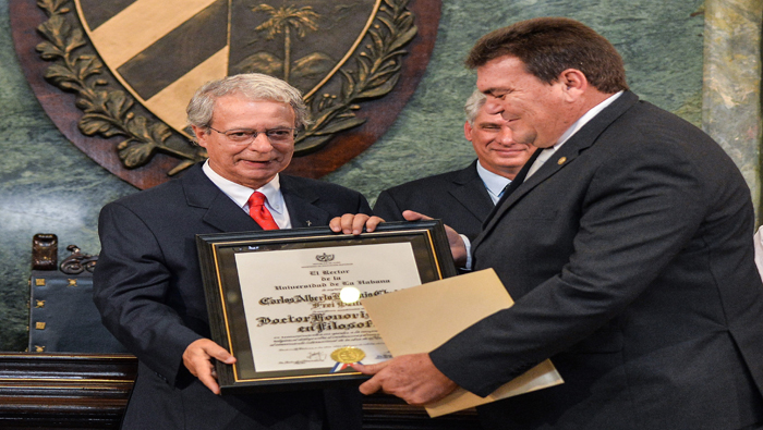 Frei Bretto recibió la categoría especial en manos del primer vicepresidente de Cuba, Miguel Díaz-Canel.