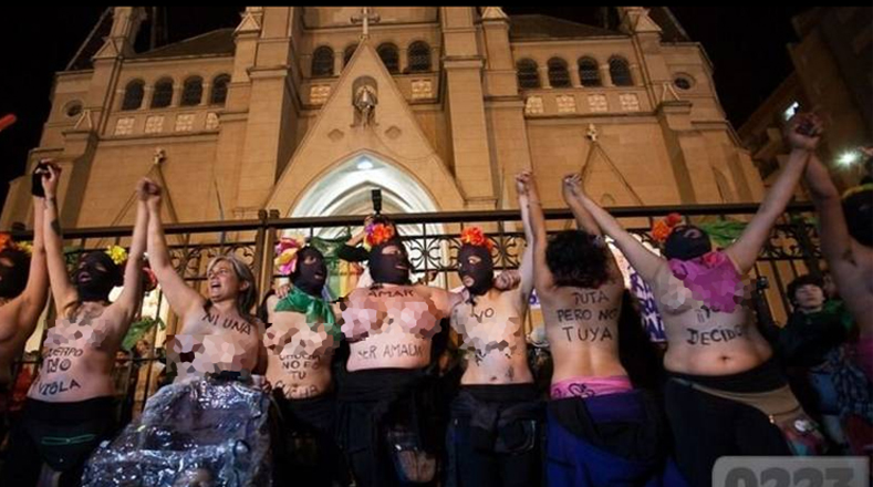 Las mujeres alzaron su voz semidesnudas frente a la Catedral de la ciudad Mar de Plata para exigir cese la violencia de género.