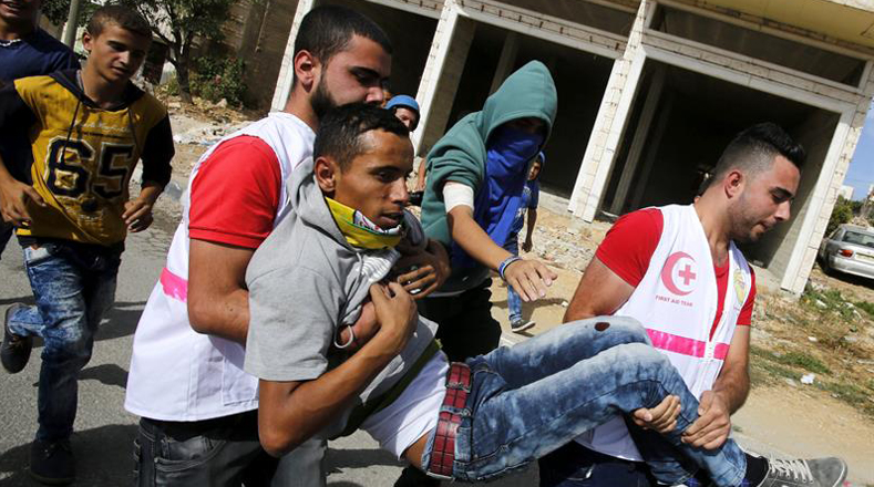 Joven palestino es socorrido tras ser golpeado por saldado israelí
