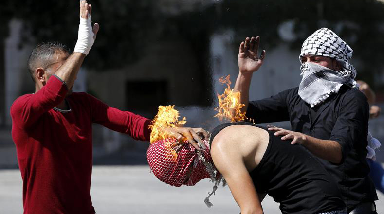 Palestino se incendia tras lanzar bomba molotov