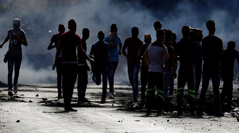 Jóvenes protestan por la ocupación de Israel en la ciudad de Hebron