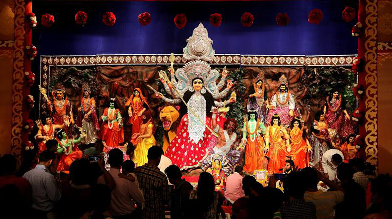 Durga es una forma de Devi, la suprema diosa radiante, que se representa con numerosos brazos.