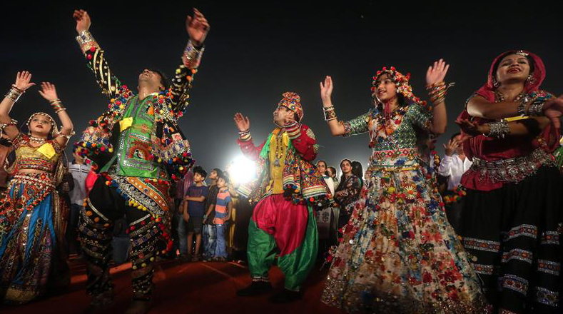 Turistas asisten a las actos del festival Navratri.