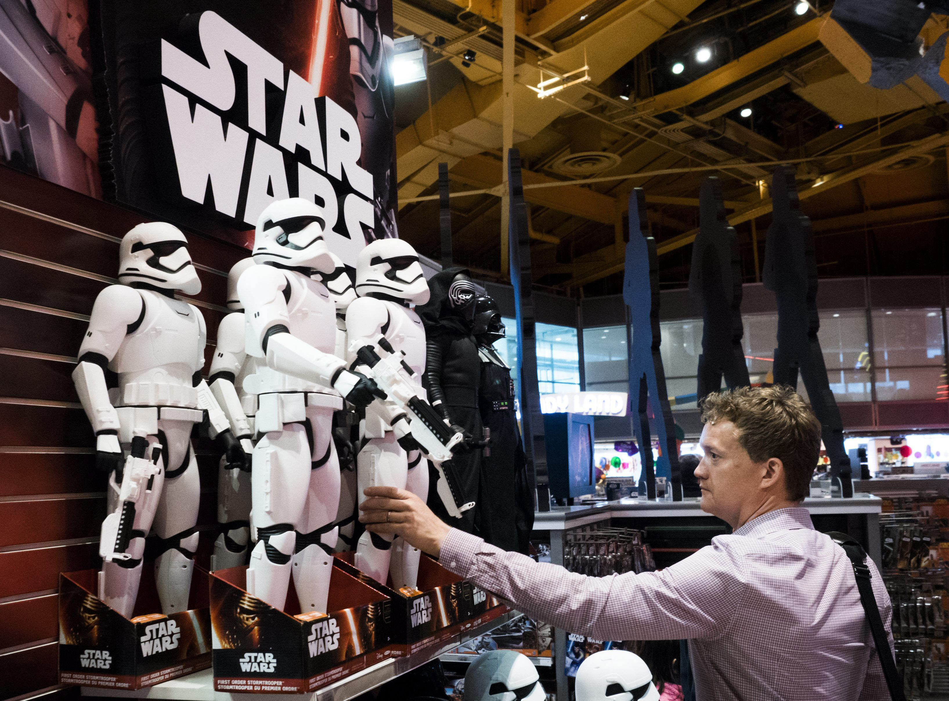 Un hombre observa los juguetes de unos soldados imperiales de la saga 'La guerra de las Galaxias' (Stars Wars).