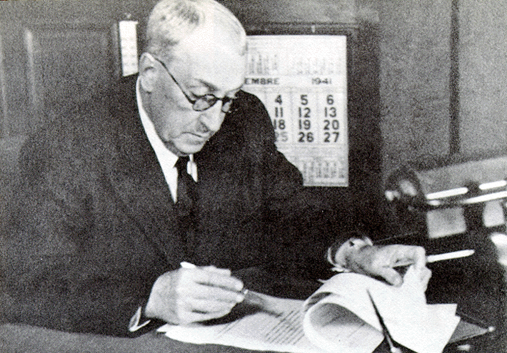Ubico presentó su renuncia el 1 de 1944.