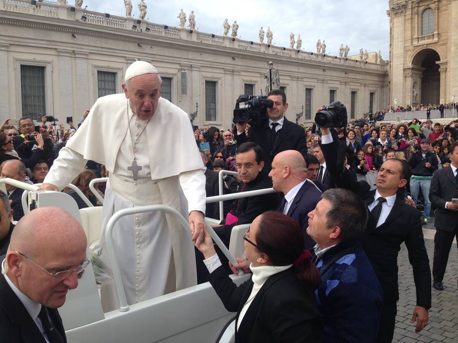 El Papa Francisco saluda a representantes del Comité de Víctimas de las Guarimbas.