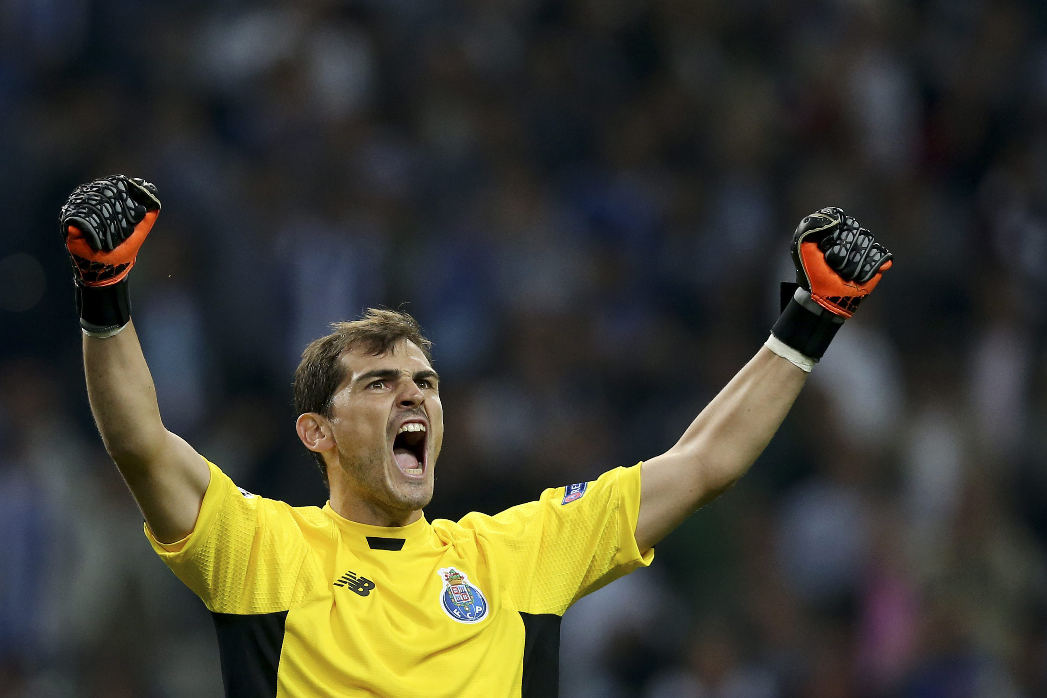 Casillas celebra el triunfo de su equipo frente al Chelsea de José Mourinho, quien en el Madrid lo quitó de titular.