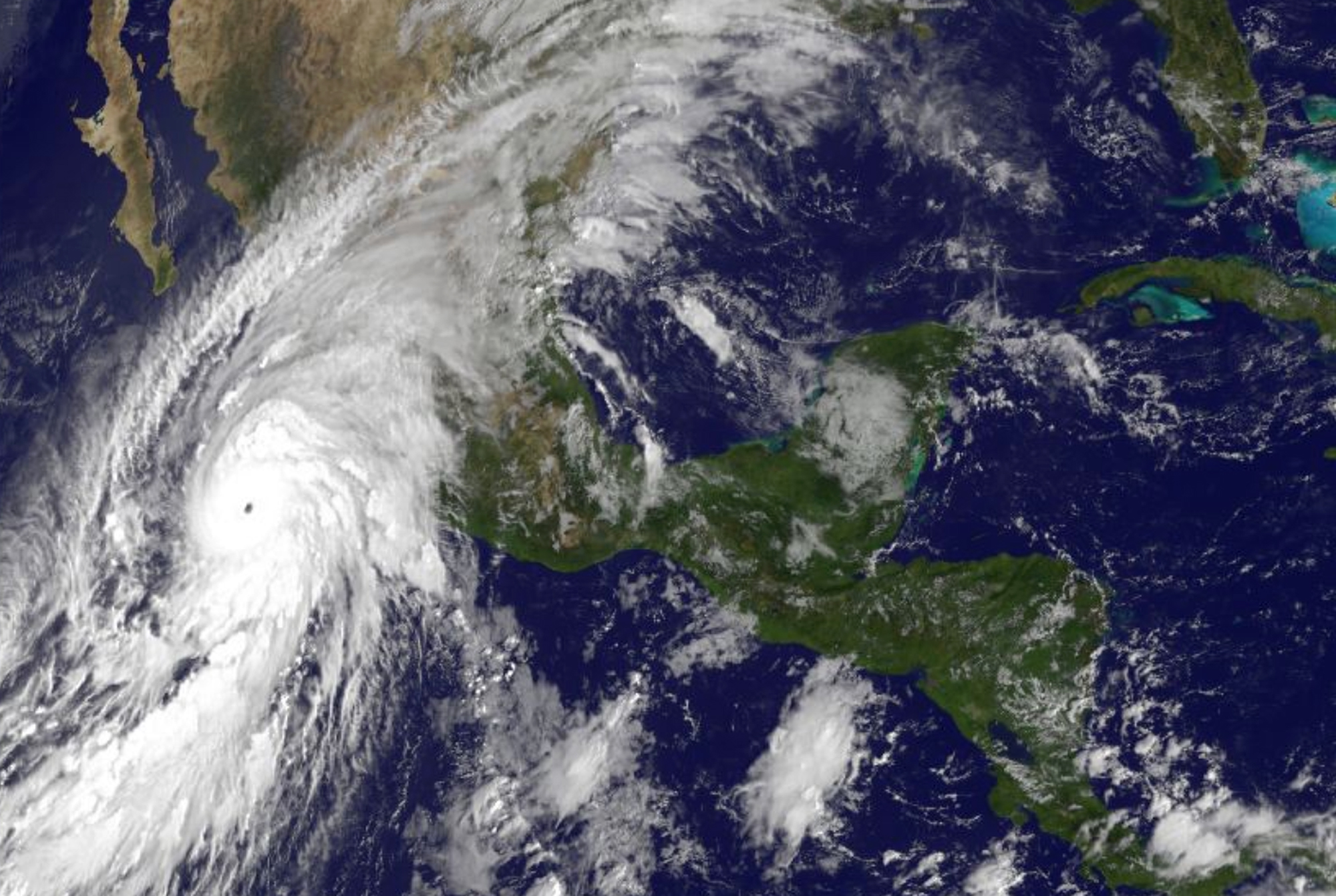 Patricia avanza hacia el suroeste de México como un huracán de categoría 5, la más fuerte jamás en el hemisferio occidental.