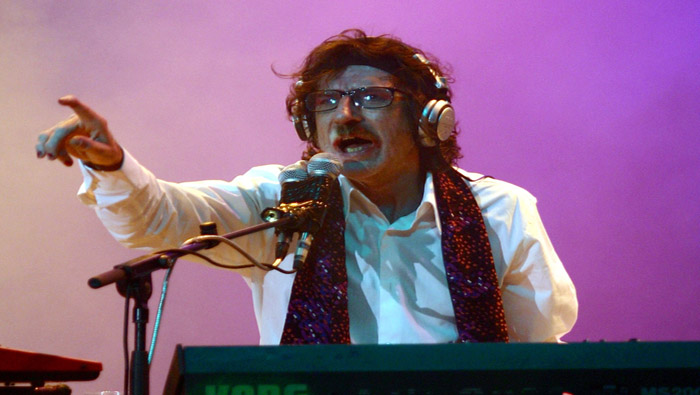 Charly García se consolidó como solista tras lanzar su tercer disco Piano Bar en 1984.