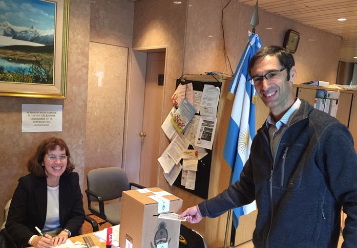 Argentinos residentes en Japón votan en el consulado