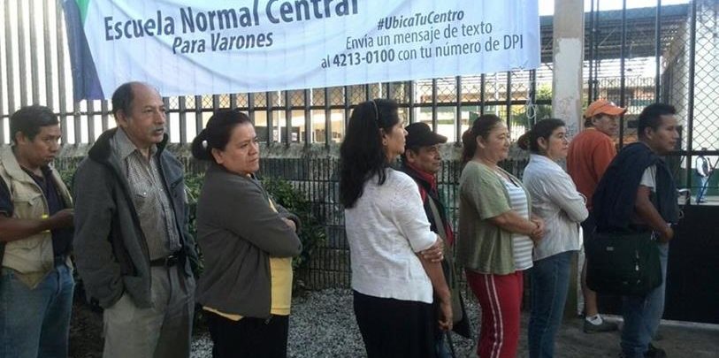 Ciudadanos esperaron a que las urnas fueran abiertas para emitir su voto en la Escuela Normal Central para Varones.