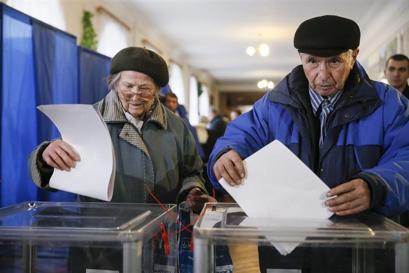 Las elecciones ucranianas siguen su curso a pesar de los incidentes en ciudades en el oeste del país.