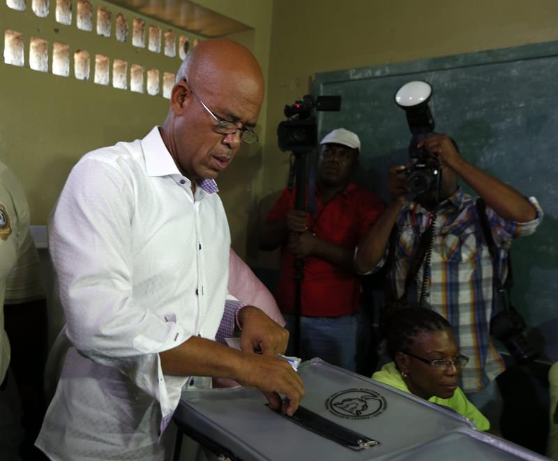 El presidente ejerció su derecho al voto en Puerto Príncipe, acompañado de su esposa.