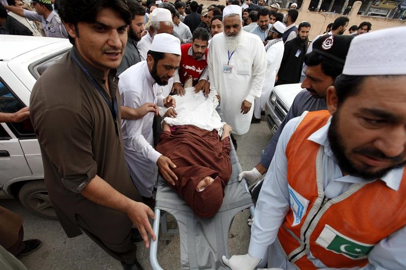 El balance provisional es de 52 fallecidos en Pakistán y 18 en Afganistán, cifras que pueden ascender en las próximas horas.